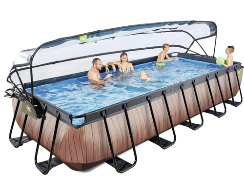 Rektangulär pool med tak och personer som badar i den