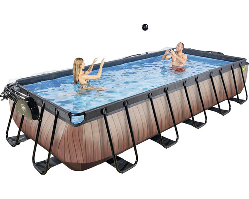 Rektangulär pool med träutseende, två personer i vattnet.