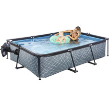 Rektangulär pool med stege, mamma och barn i vattnet