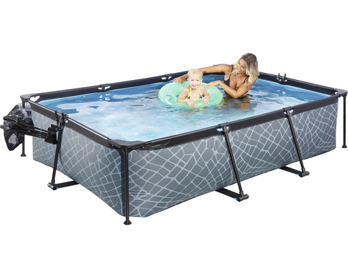 Rektangulär pool med stege, mamma och barn i vattnet