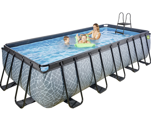 Rektangulär swimmingpool med stålram, stege och lekande barn