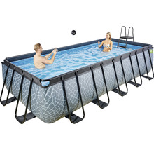 Rektangulär pool med stege och två personer i vattnet.