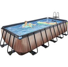 Rektangulär pool med träpanel, stege och lekande barn