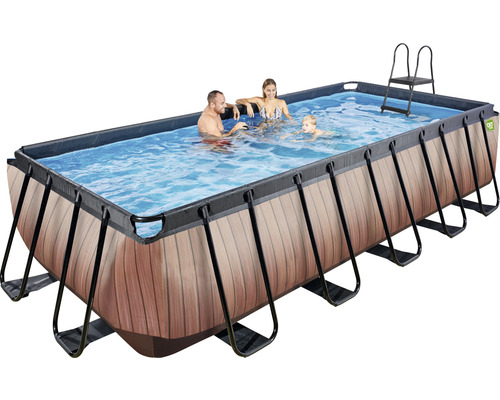 Rektangulär swimmingpool med träpanel, stege och badande personer.