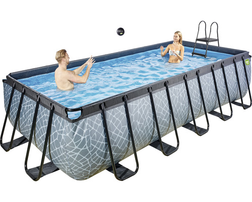 Rektangulär pool med människor och en stege