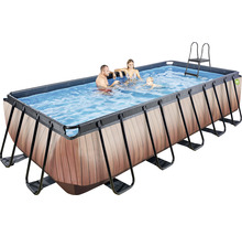 Rektangulär pool med trädesign och familj i vattnet, inklusive stege