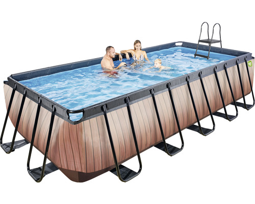 Rektangulär pool med trädesign och familj i vattnet, inklusive stege