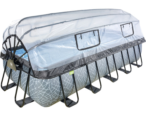 Pool med transparent poolöverdrag för skydd mot väder och vind