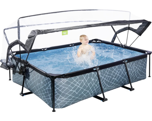 Rektangulär pool med tak och lekande barn