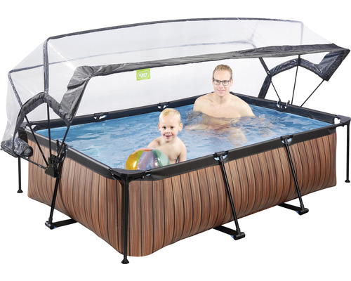 Rektangulär pool med trädesign, poolskydd och personer i vattnet