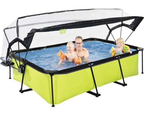 Rektangulär ovanjordisk pool med tak och lekande människor i vattnet