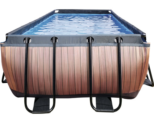 Rektangulär stålramspool med träpanel och vatten