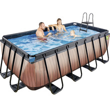 Rektangulär pool med stålram och trästrukturerad beklädnad, med stege och familj i vattnet
