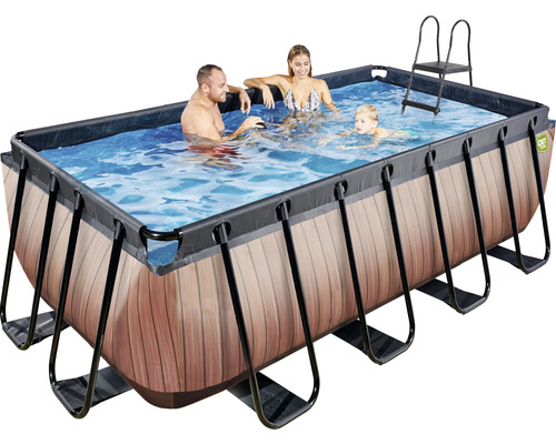 Rektangulär pool med stålram och trästrukturerad beklädnad, med stege och familj i vattnet