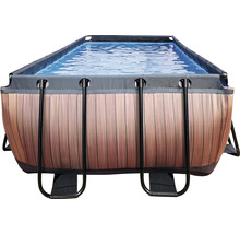 Rektangulär pool med träpanel och metallram