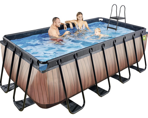 Rektangulär pool med stålram, träutseende, stege och badande människor