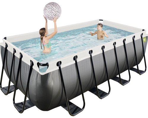 Rektangulär pool med två barn, varav ett håller en boll