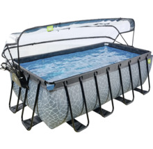 Rektangulär pool med tak för skydd mot väder och vind