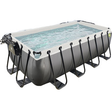 Rektangulär pool med stålram och vatten.