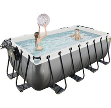 Rektangulär swimmingpool med stålram och två barn som leker i den.
