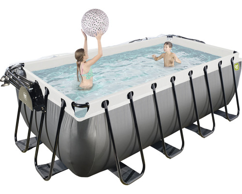 Rektangulär swimmingpool med stålram och två barn som leker i den.
