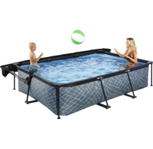 Rektangulär stålramspool med personer och boll i trädgården