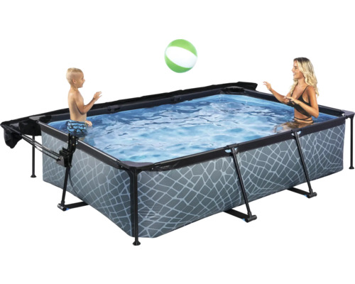 Rektangulär stålramspool med personer och boll i trädgården