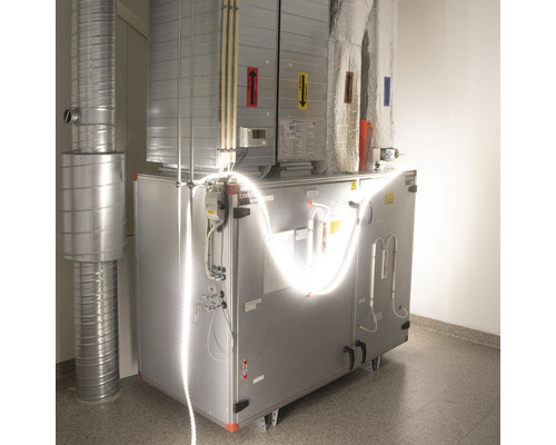 Industriellt ventilationssystem med rör och anslutningar