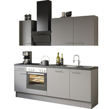 Grått kök med fläkt, diskho, spishäll och ugn