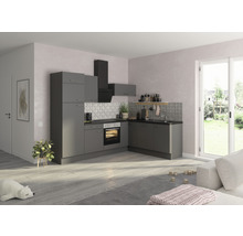 Grått pentry med fläkt i ett ljust rum.