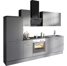 Grått kök med diskho, spis, ugn och fläkt