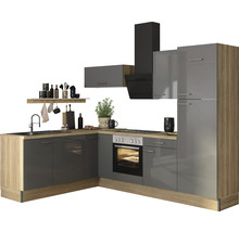 Modernt kök med grå skåp, träbänkar och svart fläkt