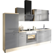 Modernt kök med diskho, spis, fläkt och skåp för en ljus och organiserad rumskänsla.