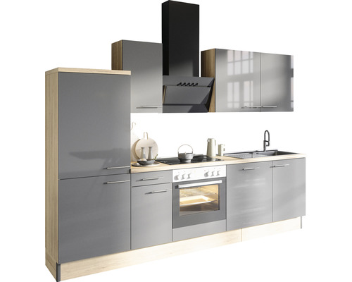 Modernt kök med diskho, spis, fläkt och skåp för en ljus och organiserad rumskänsla.