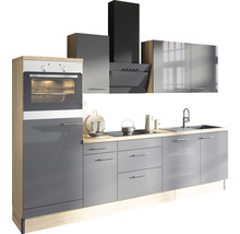 Modernt kök med grå fronter, integrerad ugn och fläkt.