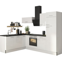 Modernt kök med vita skåp, svart bänkskiva och fläkt.