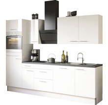 Ljust kök med vita skåp, köksfläkt och diskho