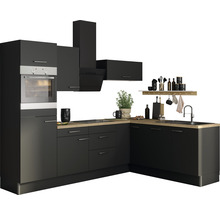 Modern köksdel med skåp, diskho, fläkt och ugn