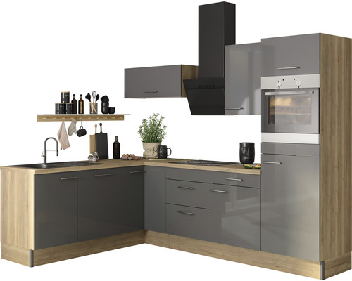 Modernt kök med diskho, spis, fläkt och inbyggnadsugn