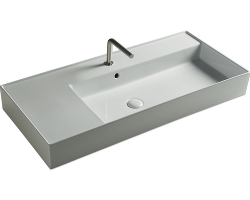 Rektangulär tvättställsbänk i sanitetskeramik med armatur