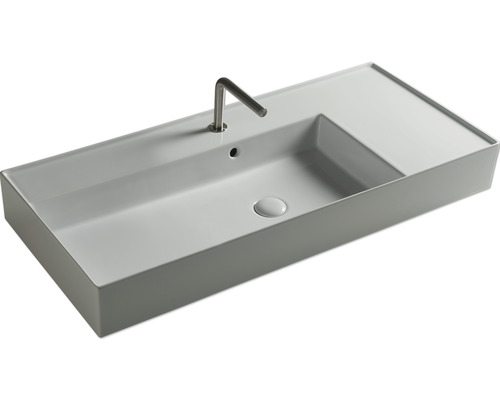 Tvättställ av sanitetskeramik med armatur