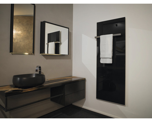 Badrum med tvättställ, speglar och radiator med handdukshängare