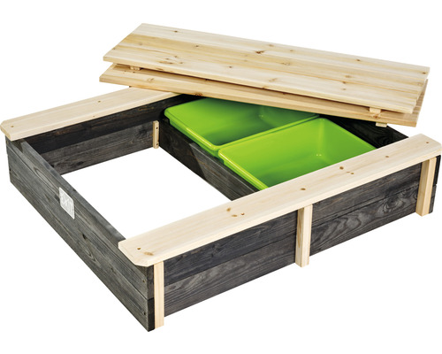 Sandlåda av trä med lock och två gröna plastbaljor
