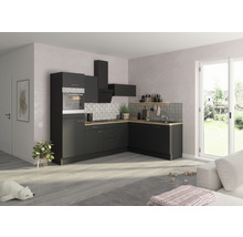 Svart kök med diskho, spis, fläkt och köksskåp i ett ljust rum.