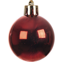 En röd julkula med guldfärgad hängare