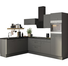 Komplett kök med väggskåp, diskho och ugn.