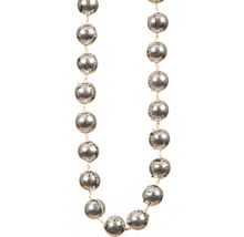 Girlang med silverfärgade kulor för festliga dekorationer