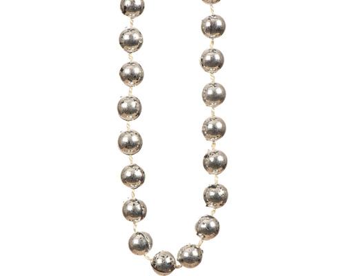 Girlang med silverfärgade kulor för festliga dekorationer