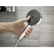 Hand håller ett handhållet duschhuvud med olika stråltyper.