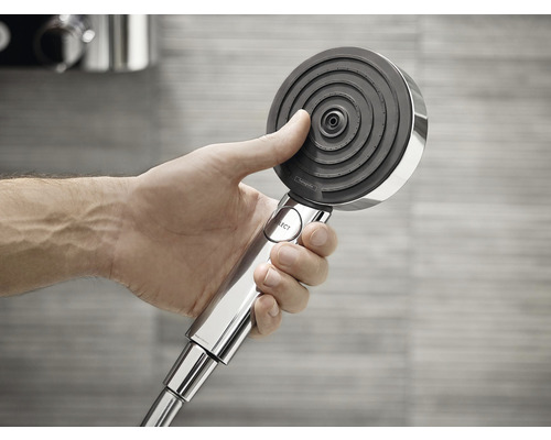 Hand håller ett handhållet duschhuvud med olika stråltyper.